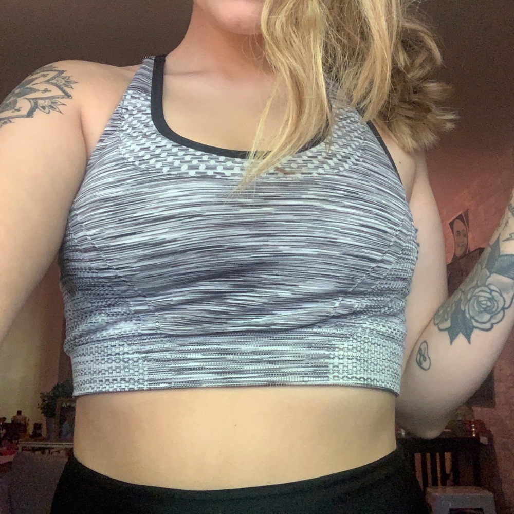 Black/white sports bra